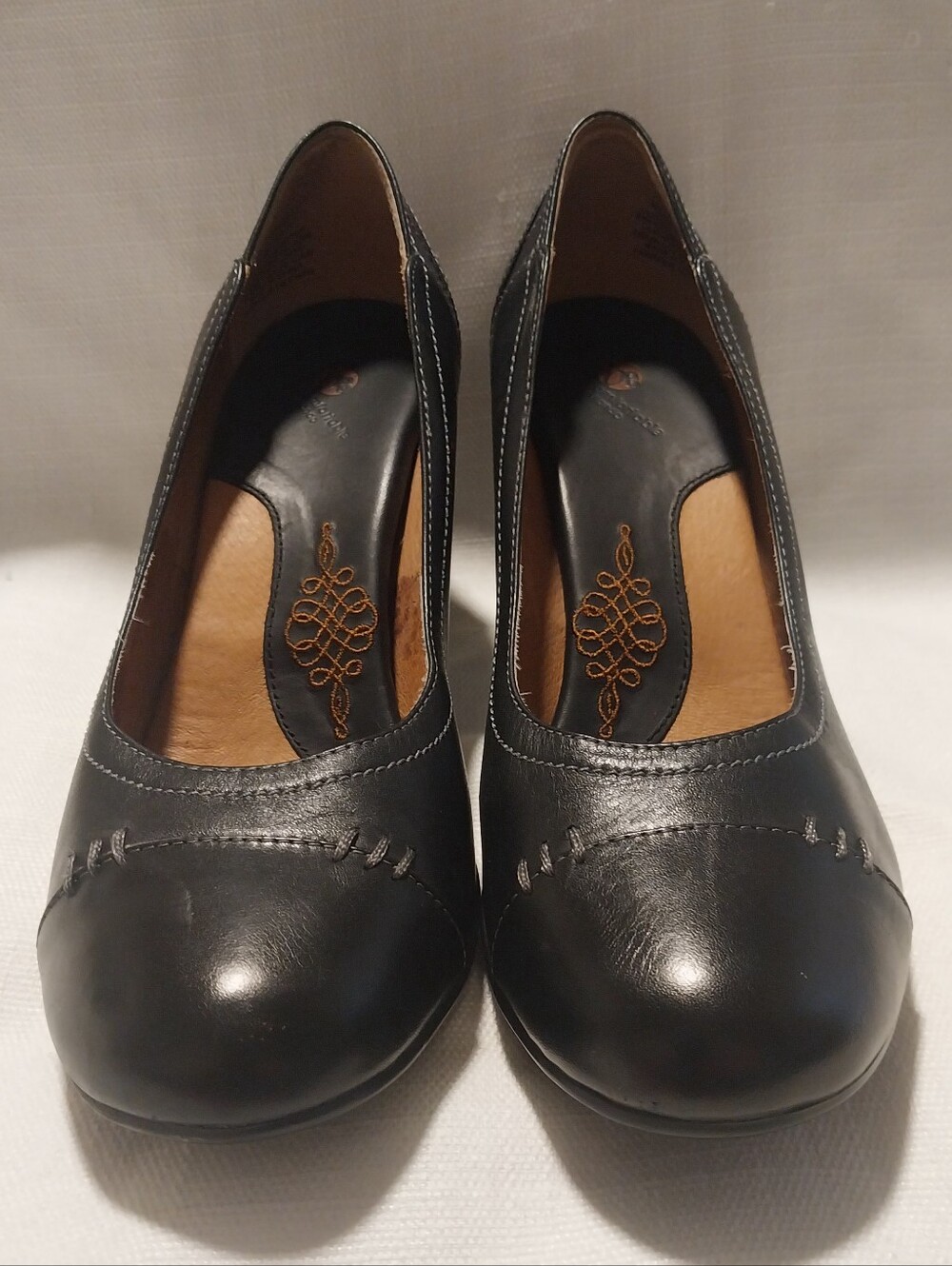 Be Comfortable By Blondo Black Leather Artsy Contrast Stitching Retro Pumps